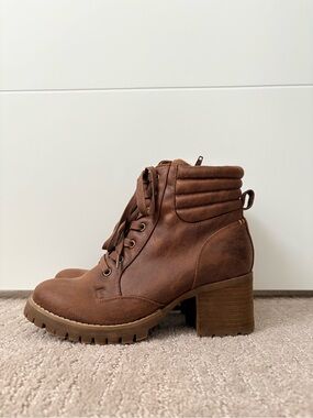 Women's Bullboxer Brown Lace-Up Chunky Heel Ankle Boot